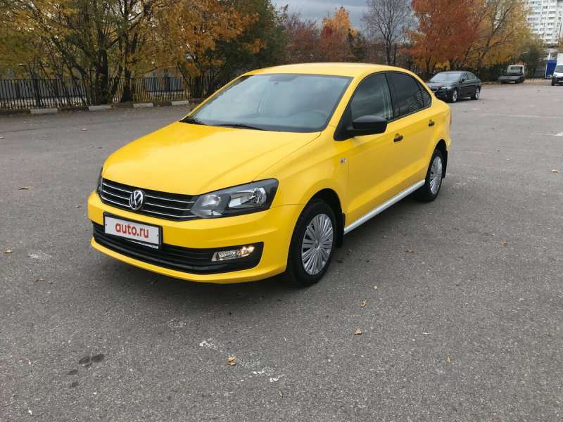 Volkswagen Polo желтый