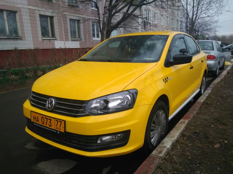 Volkswagen Polo 2019 желтый