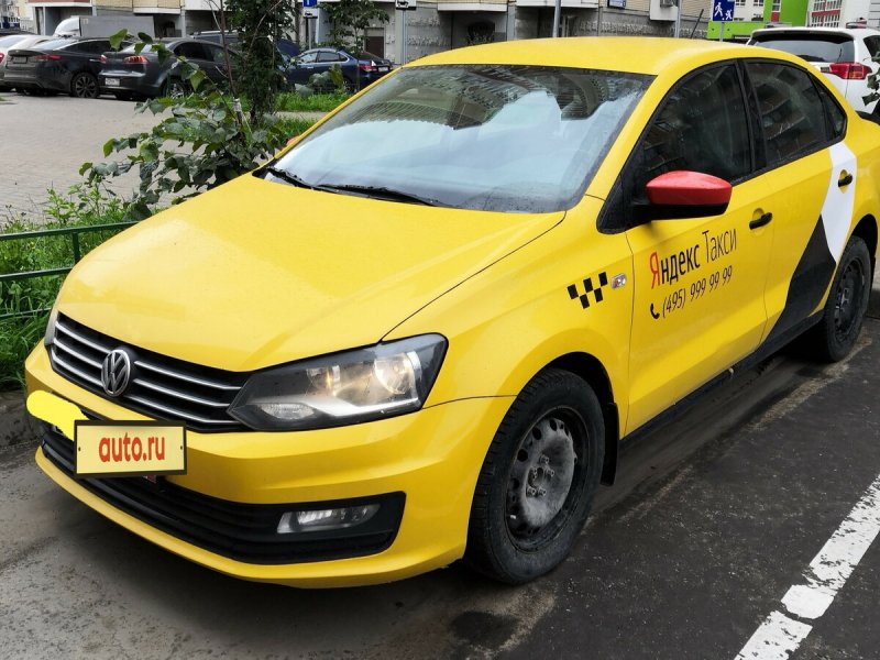 Volkswagen Polo желтый