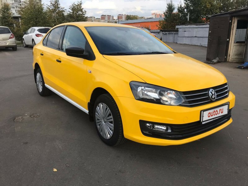 Volkswagen Polo v желтый