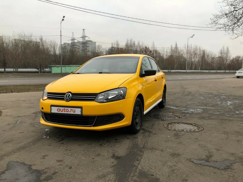 Volkswagen Polo желтый