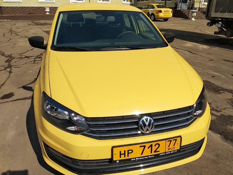 Volkswagen Polo sedan желтый