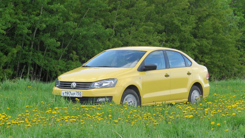 Volkswagen Polo желтый