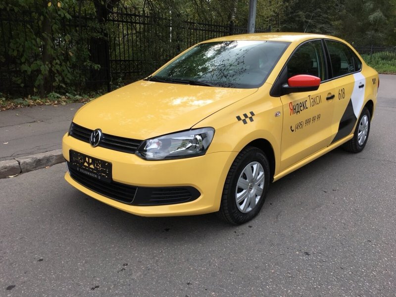 VW Polo sedan жёлтый
