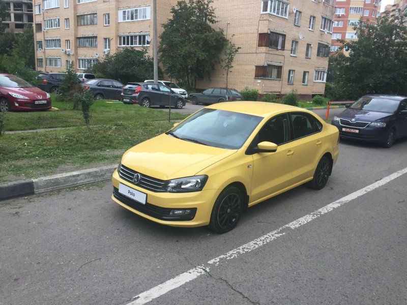 Желтый Фольксваген поло 2021