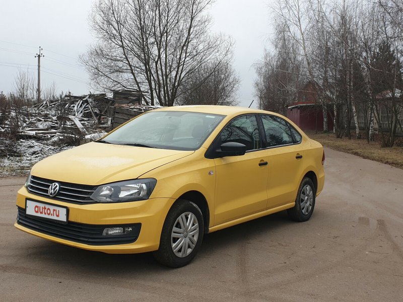 VW Polo sedan жёлтый