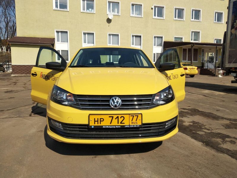 Жёлтый VW Polo 2017