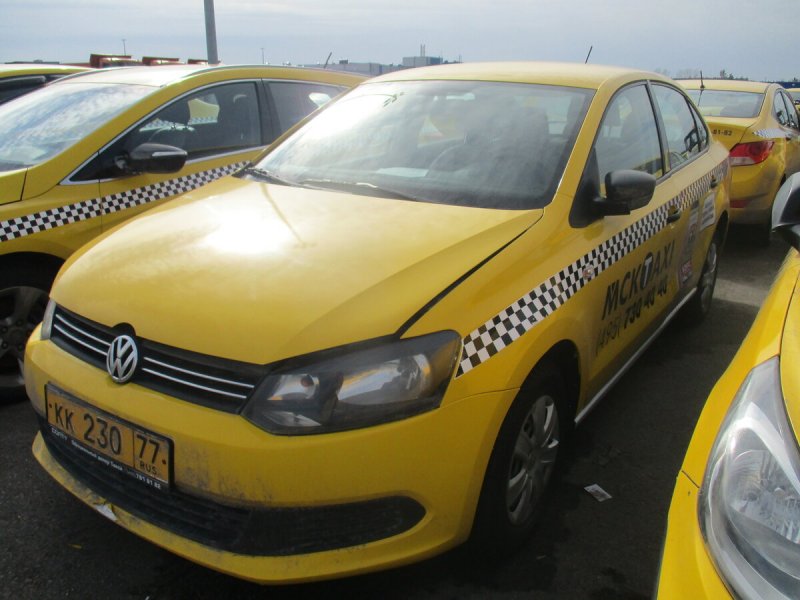 Volkswagen Polo желтый
