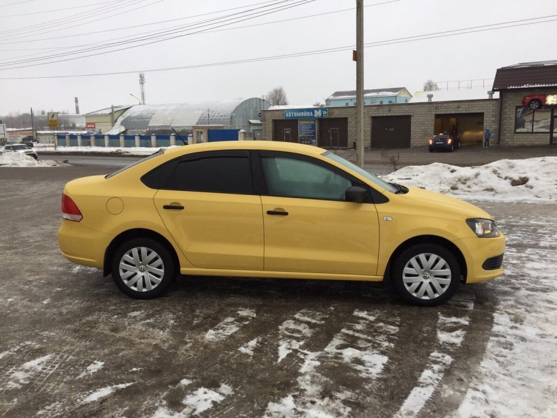 Volkswagen Polo sedan желтый