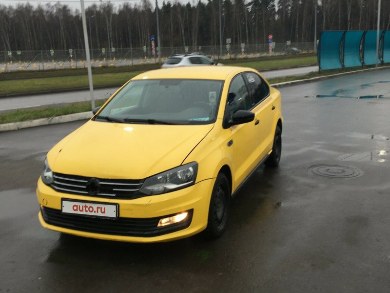 Volkswagen Polo 2011 желтый хэтчбек