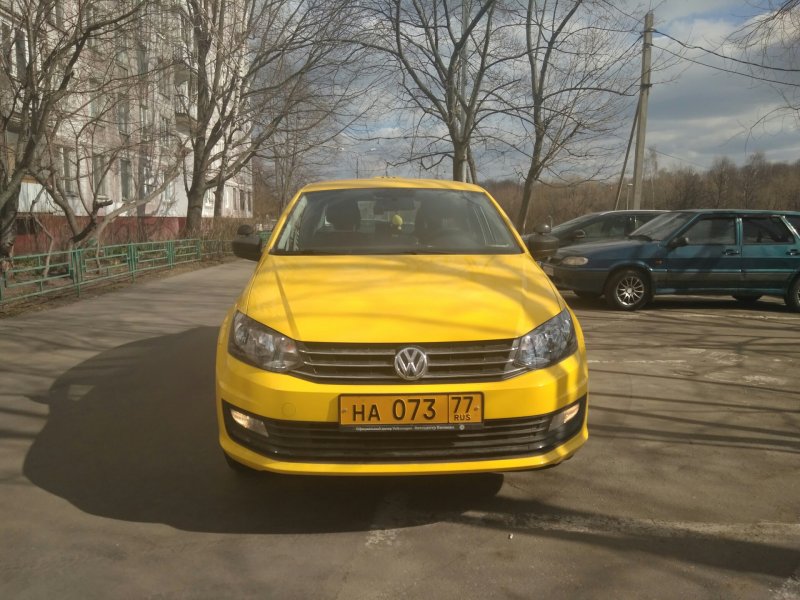 Volkswagen Polo желтый