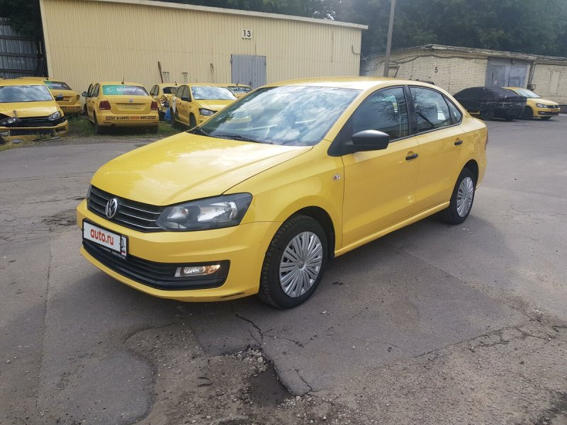 Volkswagen Polo желтый