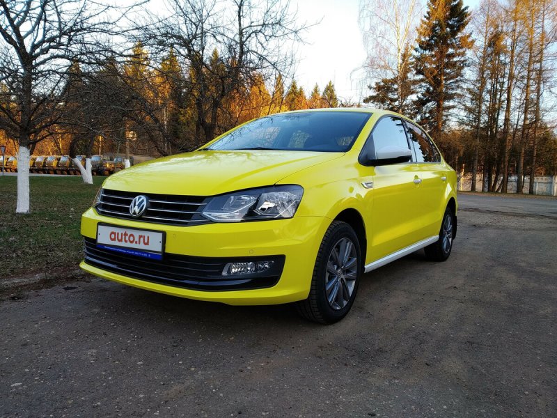 VW Polo sedan жёлтый