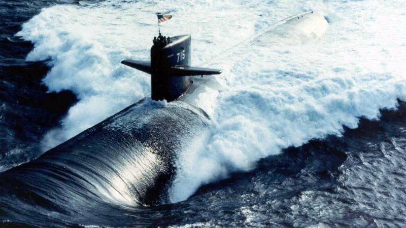 Подводная лодка в океане