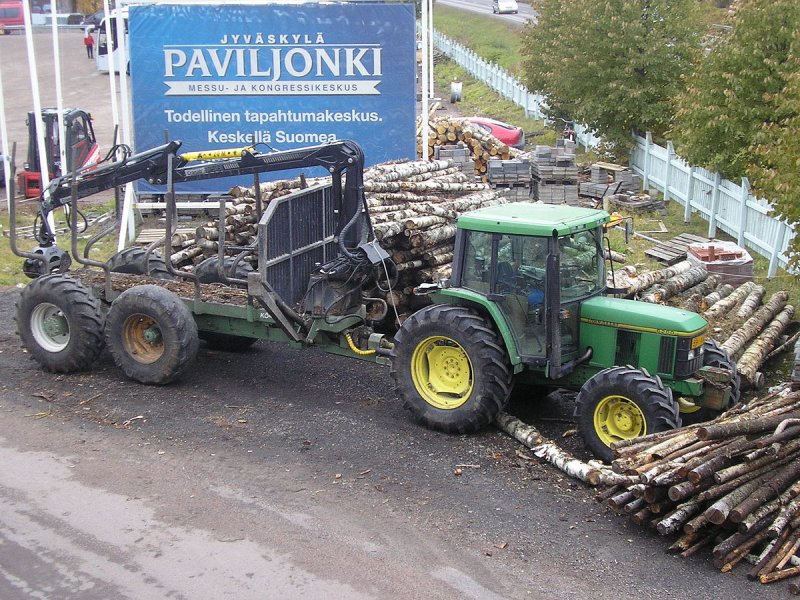 Чинит трактор