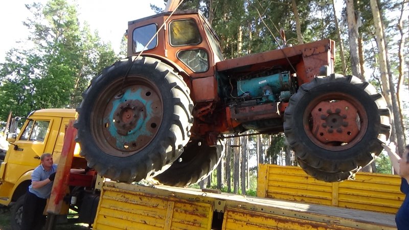 Сломанный трактор т 40