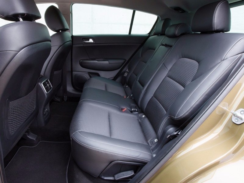 Kia Sportage салон сзади