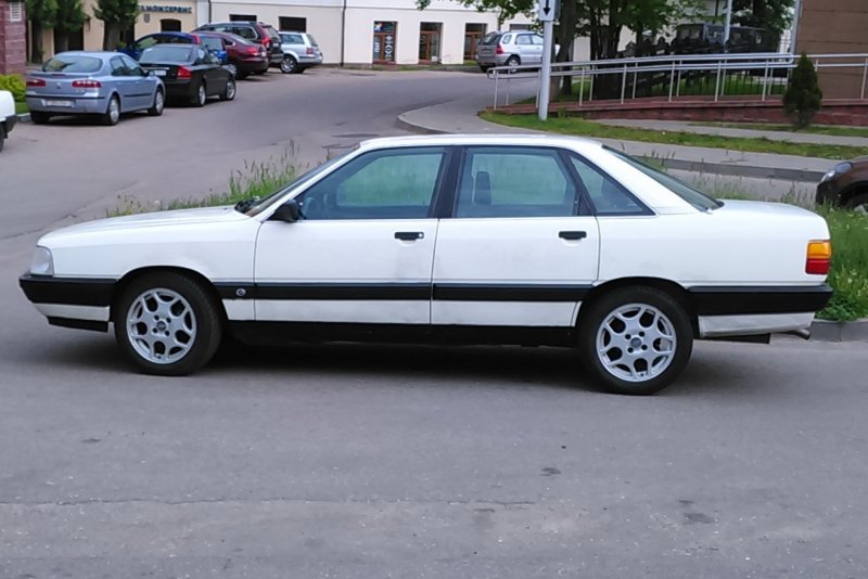 Ауди 100 с3 белая