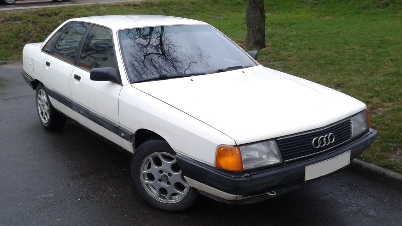 Audi 100 белая