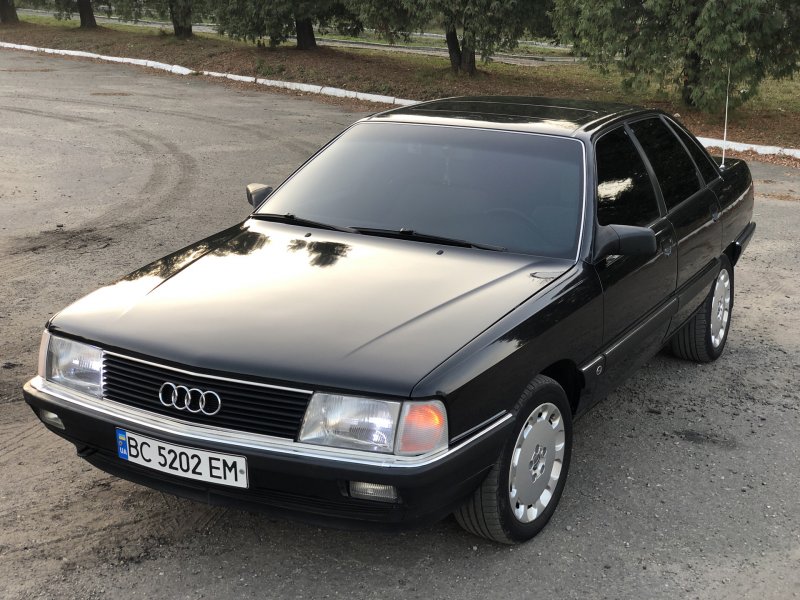 Ауди 100 с3 черная