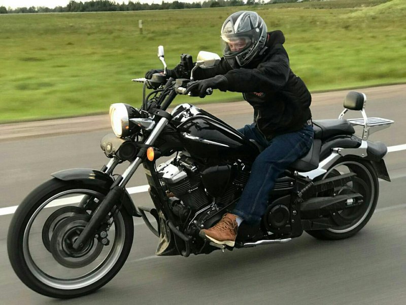 Красный Yamaha Raider