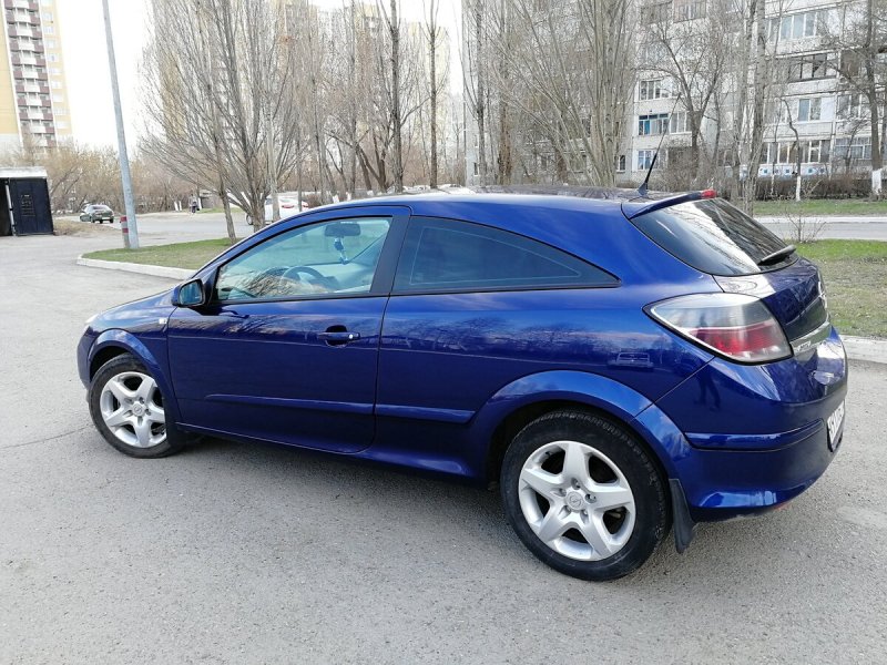 Голубой Опель Астра GTC 2010