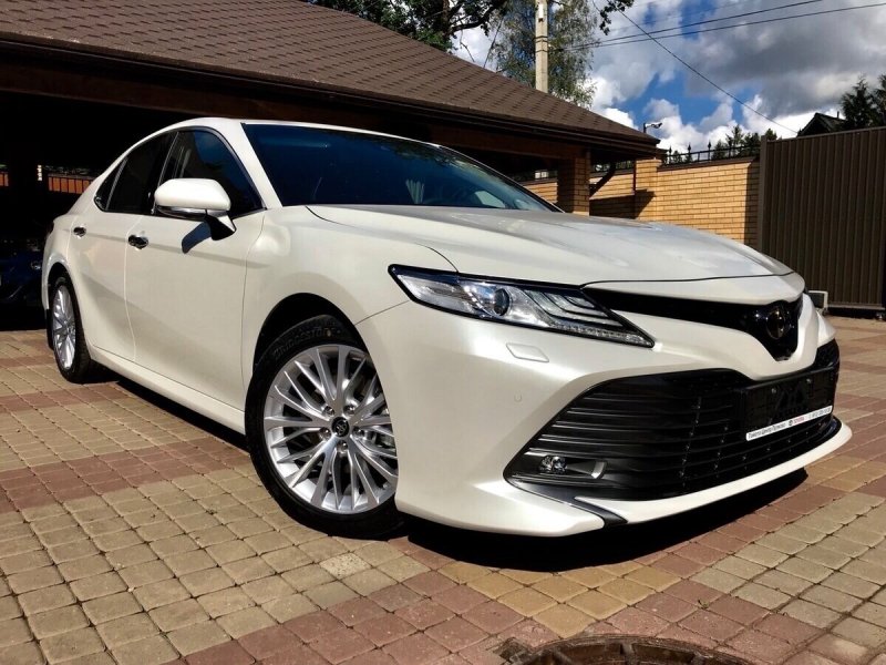 Toyota Camry 2018 белая