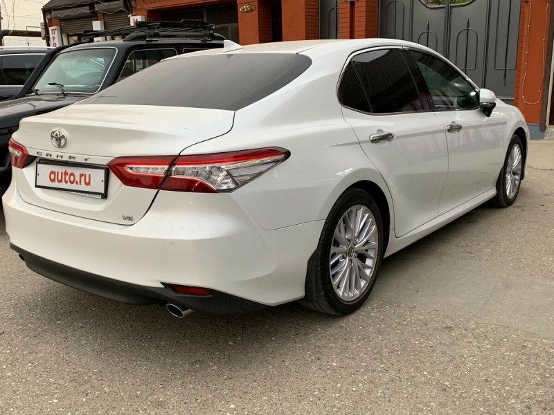 Toyota Camry v70 белая