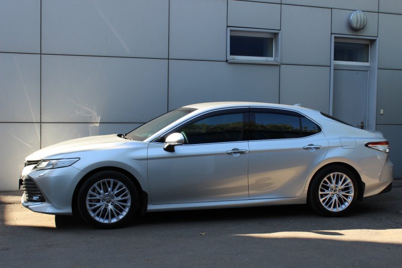 Toyota Camry xv70 белая