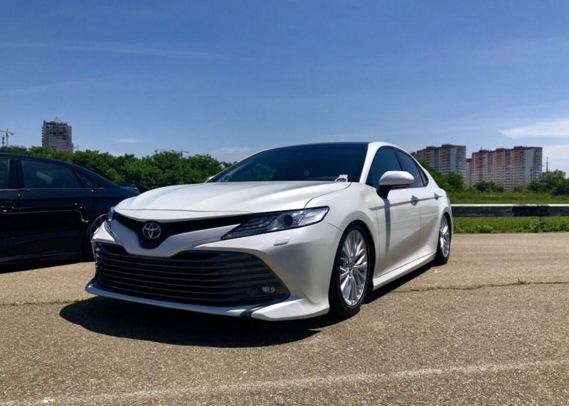 Toyota Camry v70 белая