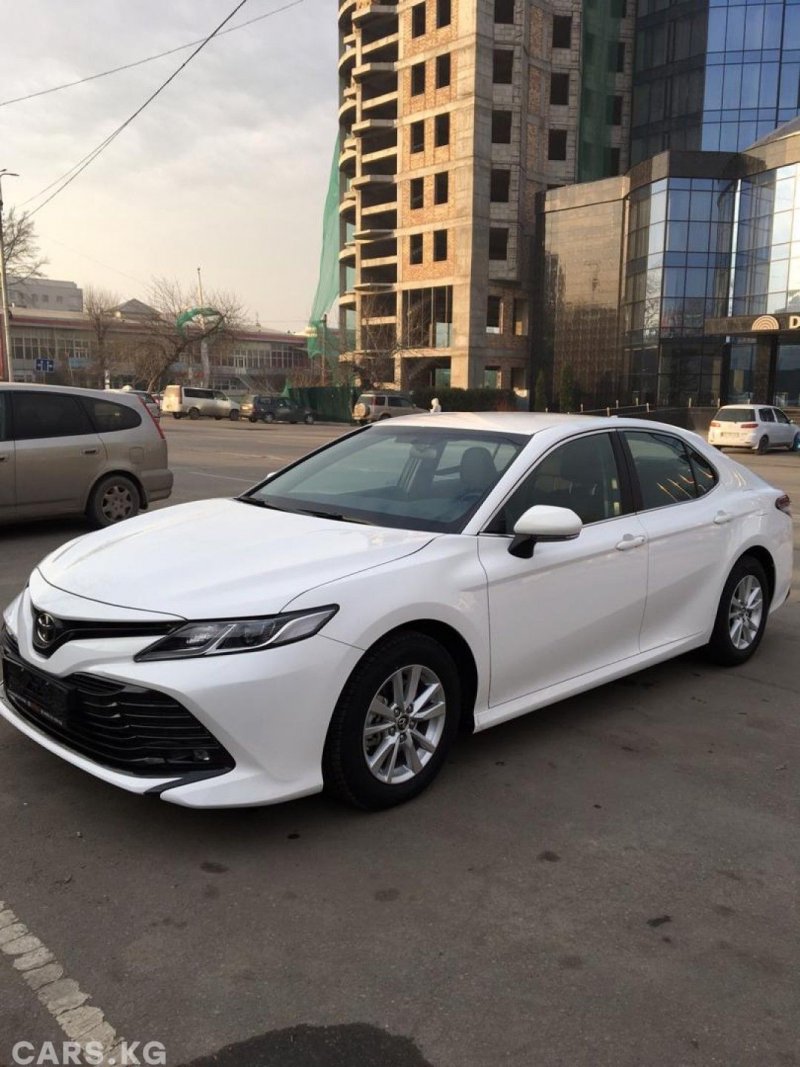 Toyota Camry 70 белая