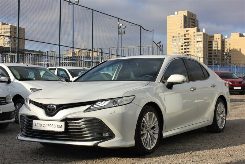 Toyota Camry xv70 белая