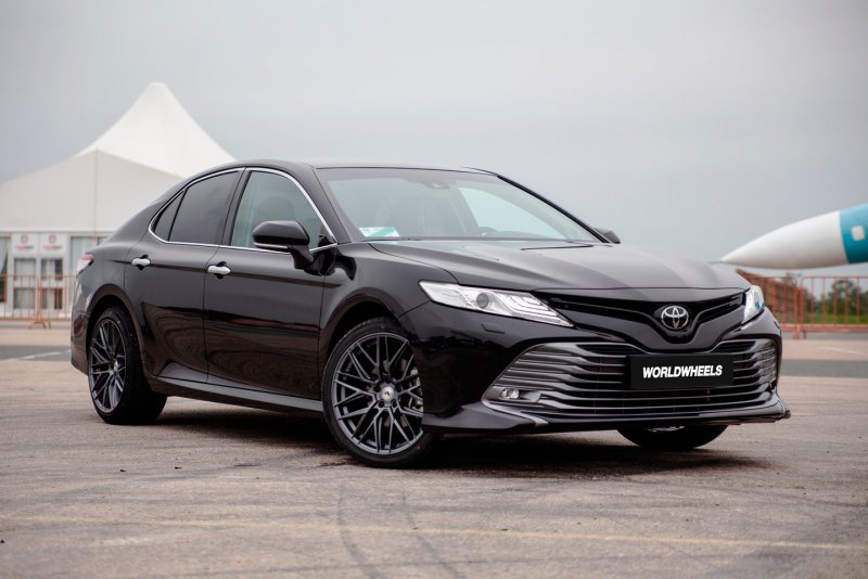 Toyota Camry xv70 черная