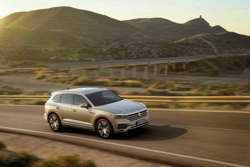 Volkswagen Touareg 2016 белый