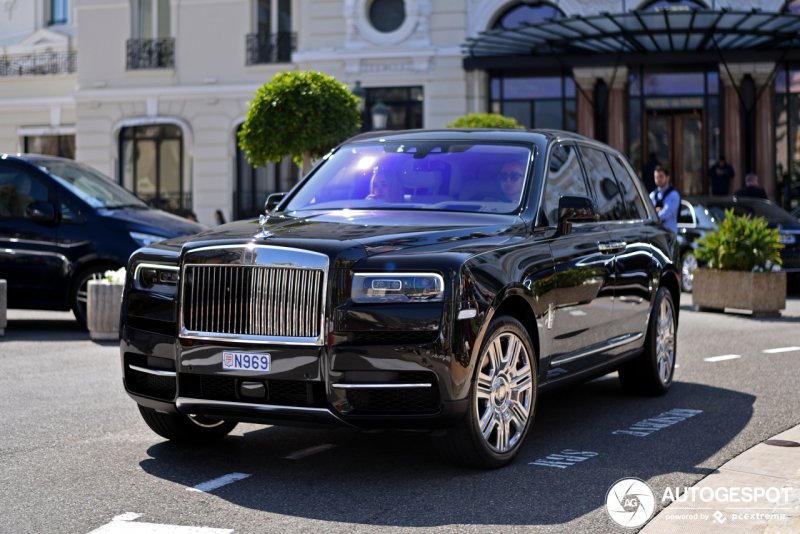 Rolls Royce Cullinan салон