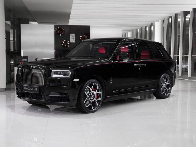 Rolls Royce Cullinan зеленый