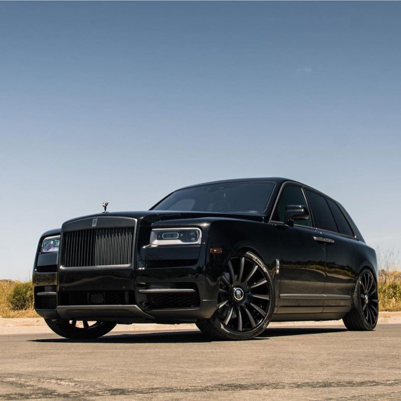Rolls Royce Cullinan черный черный