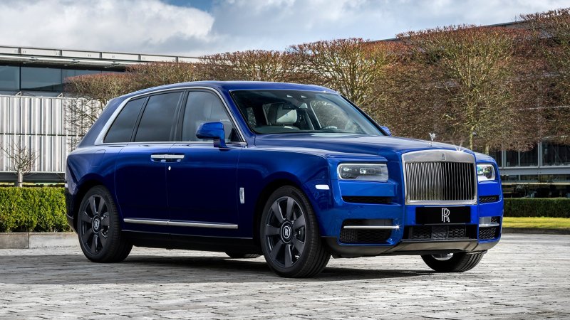 Rolls Royce Cullinan зеленый