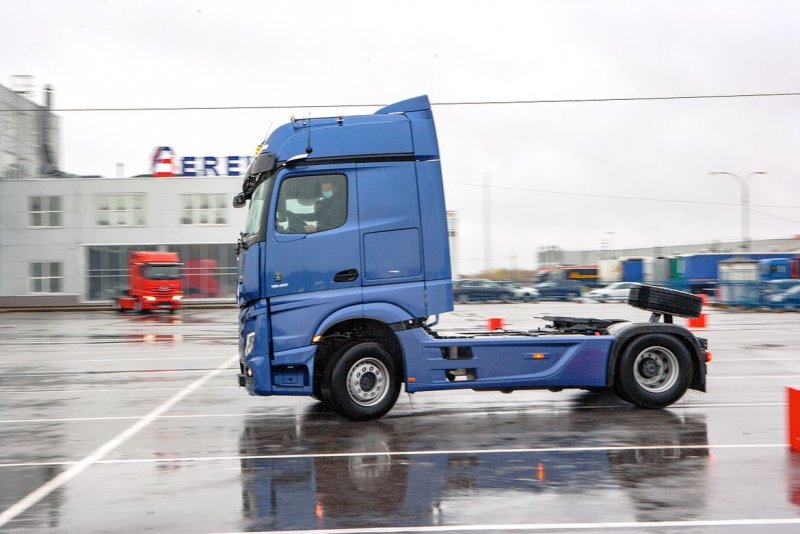 Mercedes Benz Actros электромобиль красный СПБ