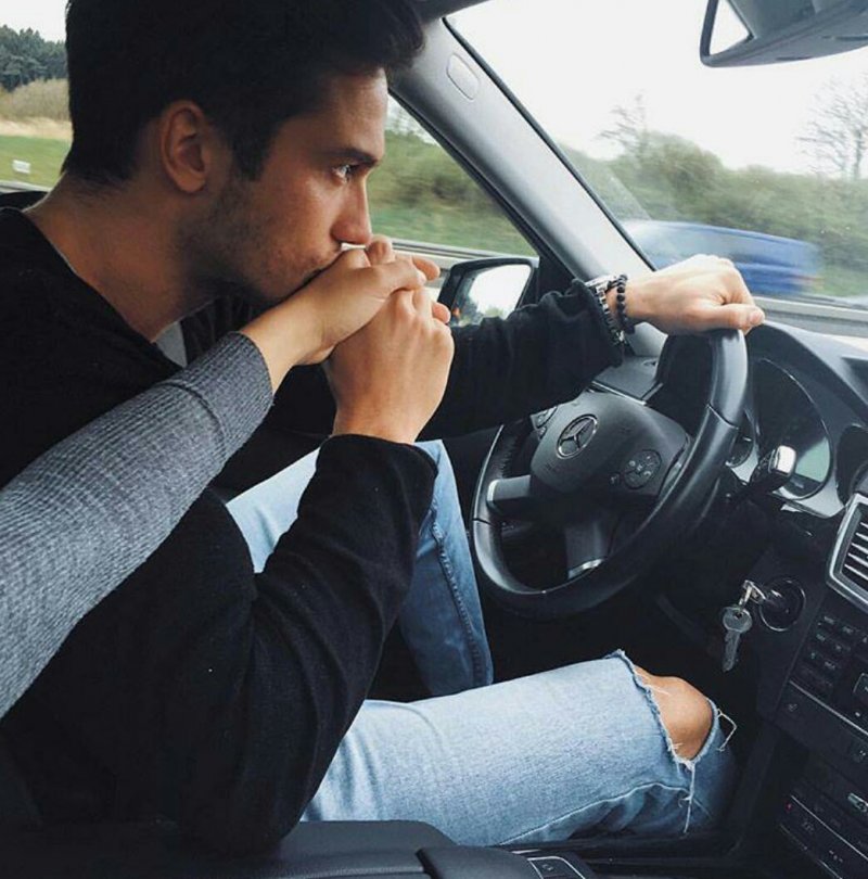 Парень с девушкой в авто