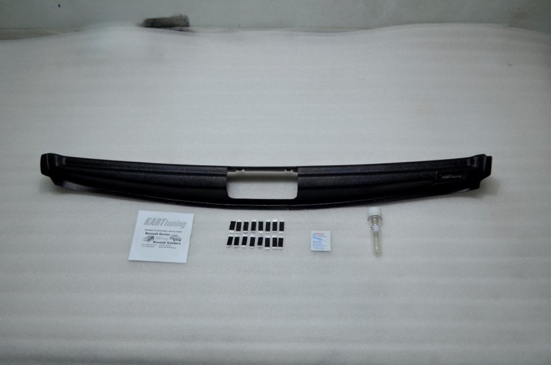Молдинг багажника Nissan Terrano
