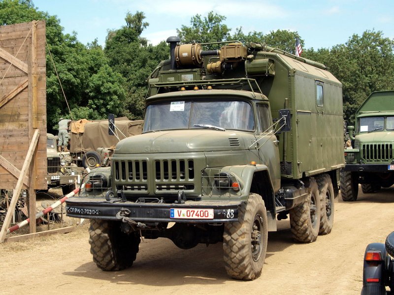 Военный грузовик ЗИЛ 131
