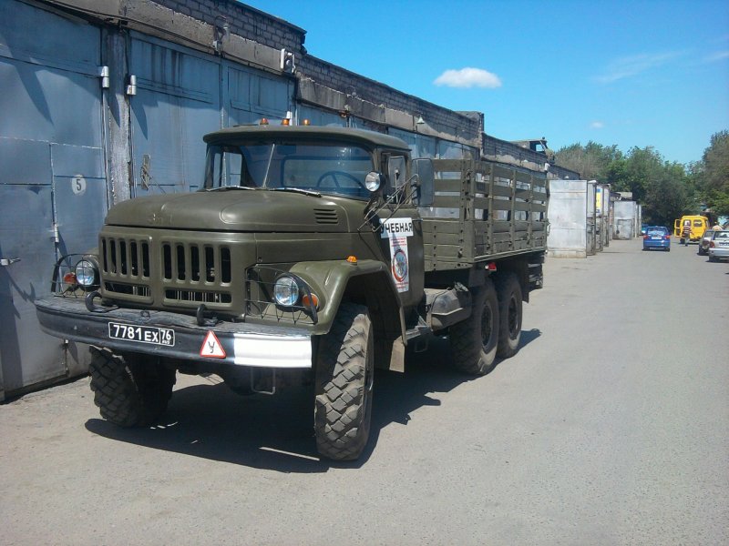 Военный грузовик ЗИЛ 131