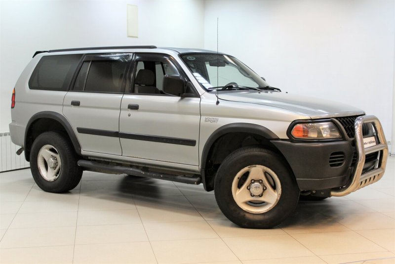 Mitsubishi Montero 2000 года