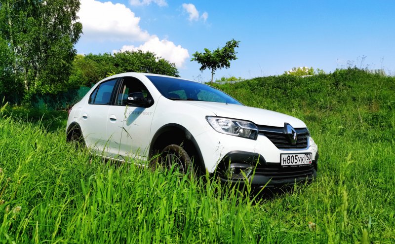 Logan Stepway белый чёрная крыша