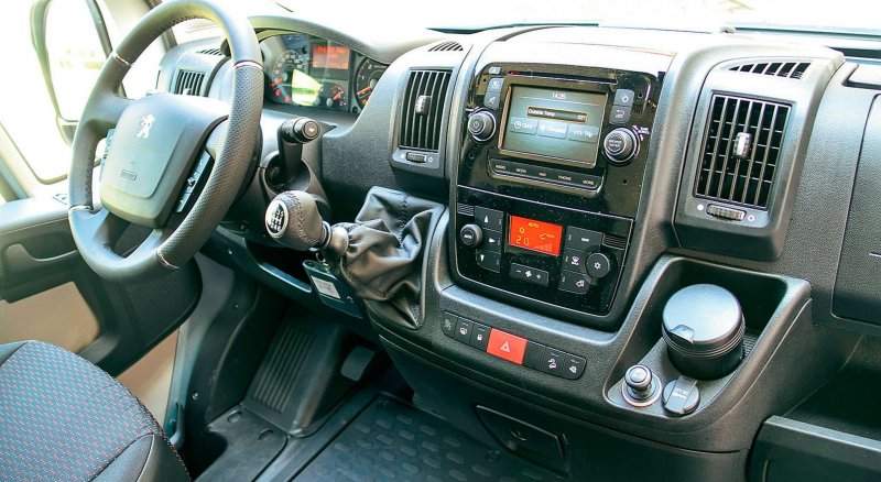 Peugeot Boxer 2010 салон