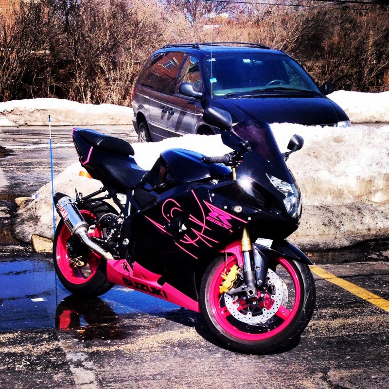 Suzuki GSX R 600 черно розовый