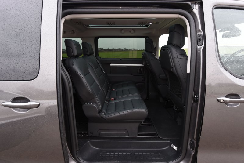 Peugeot traveller 2021 года салон