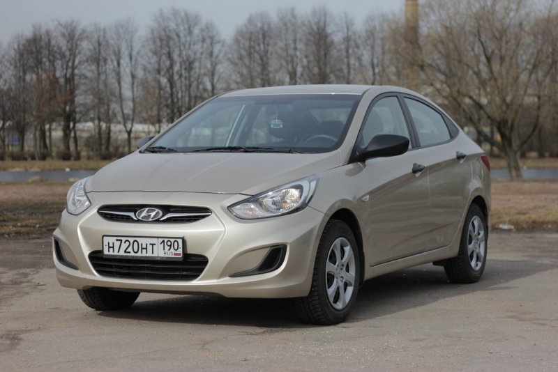 Hyundai Solaris 2012 золотой