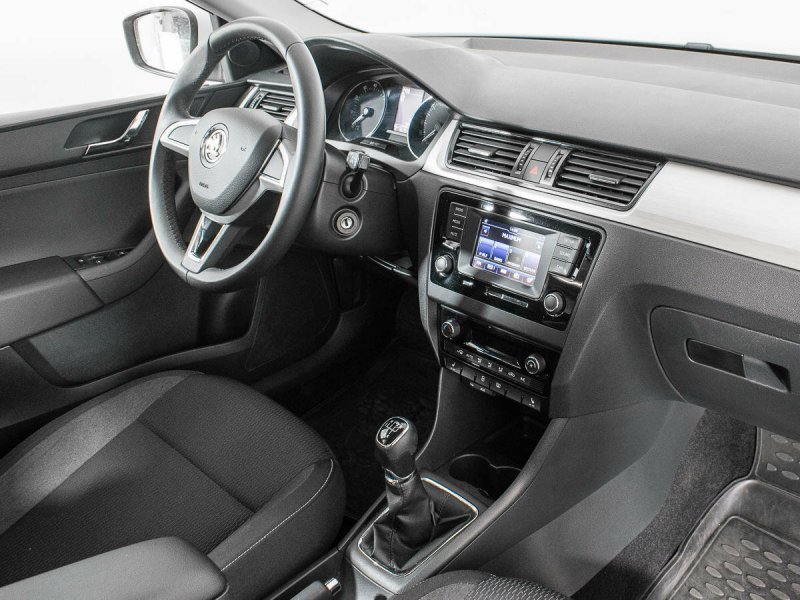 Белая Шкода Рапид автомат салон